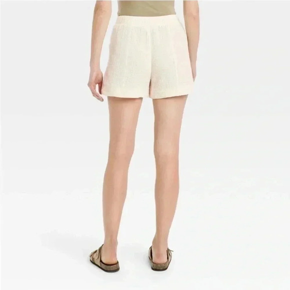 NWT Women's High-Rise Pull-On Shorts - Universal Thread Cream XL - Picture 2 of 6